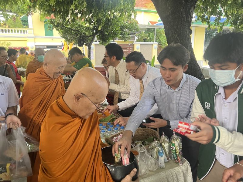 กิจกรรมทำบุญตักบาตรในช่วงเช้า ณ วัดเทพศิรินทราวาส