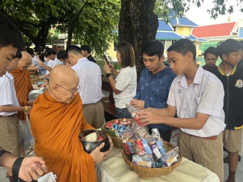 กิจกรรมทำบุญตักบาตรในช่วงเช้า ณ วัดเทพศิรินทราวาส