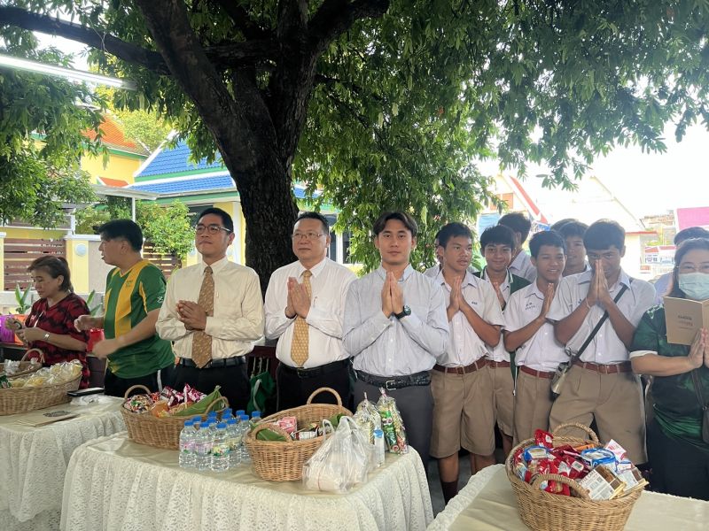 กิจกรรมทำบุญตักบาตรในช่วงเช้า ณ วัดเทพศิรินทราวาส