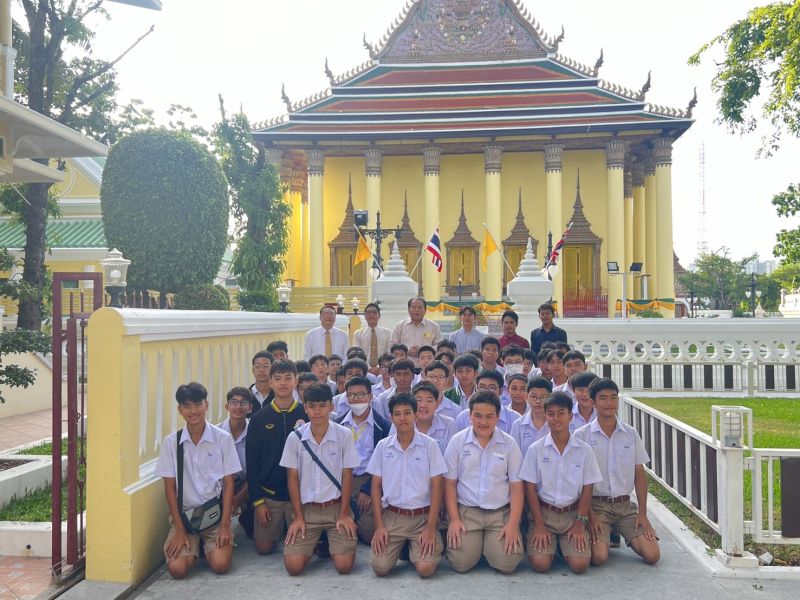 กิจกรรมทำบุญตักบาตรในช่วงเช้า ณ วัดเทพศิรินทราวาส