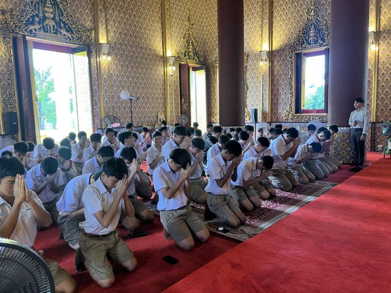 กิจกรรมทำบุญตักบาตรในช่วงเช้า ณ วัดเทพศิรินทราวาส