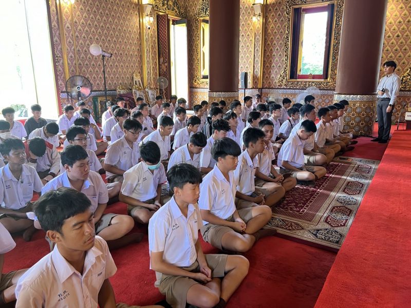 กิจกรรมทำบุญตักบาตรในช่วงเช้า ณ วัดเทพศิรินทราวาส