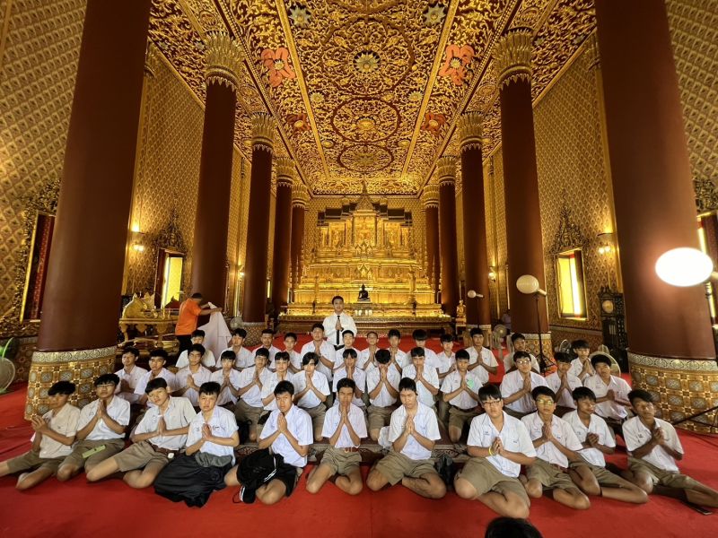 กิจกรรมทำบุญตักบาตรในช่วงเช้า ณ วัดเทพศิรินทราวาส