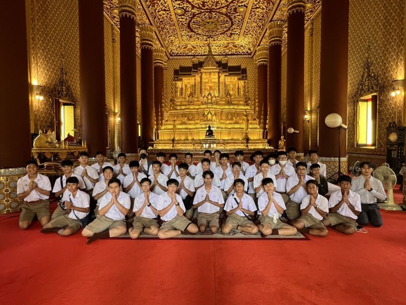 กิจกรรมทำบุญตักบาตรในช่วงเช้า ณ วัดเทพศิรินทราวาส