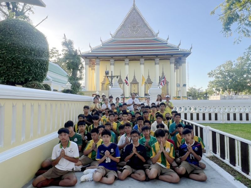 กิจกรรมทำบุญตักบาตรในช่วงเช้า ณ วัดเทพศิรินทราวาส