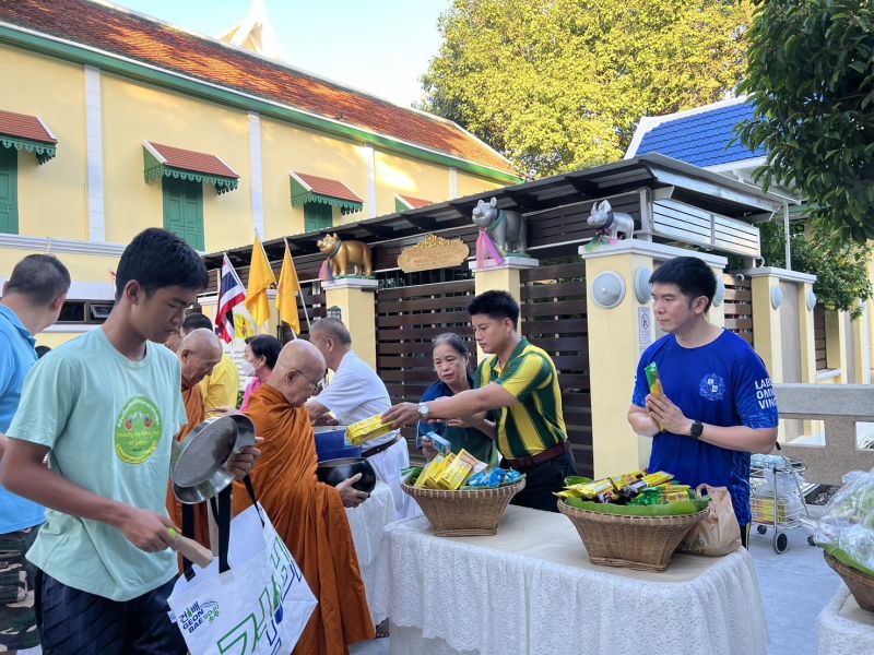 กิจกรรมทำบุญตักบาตรในช่วงเช้า ณ วัดเทพศิรินทราวาส