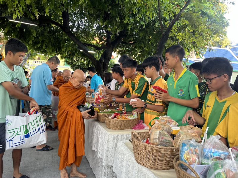 กิจกรรมทำบุญตักบาตรในช่วงเช้า ณ วัดเทพศิรินทราวาส