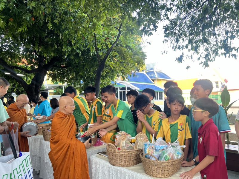 กิจกรรมทำบุญตักบาตรในช่วงเช้า ณ วัดเทพศิรินทราวาส