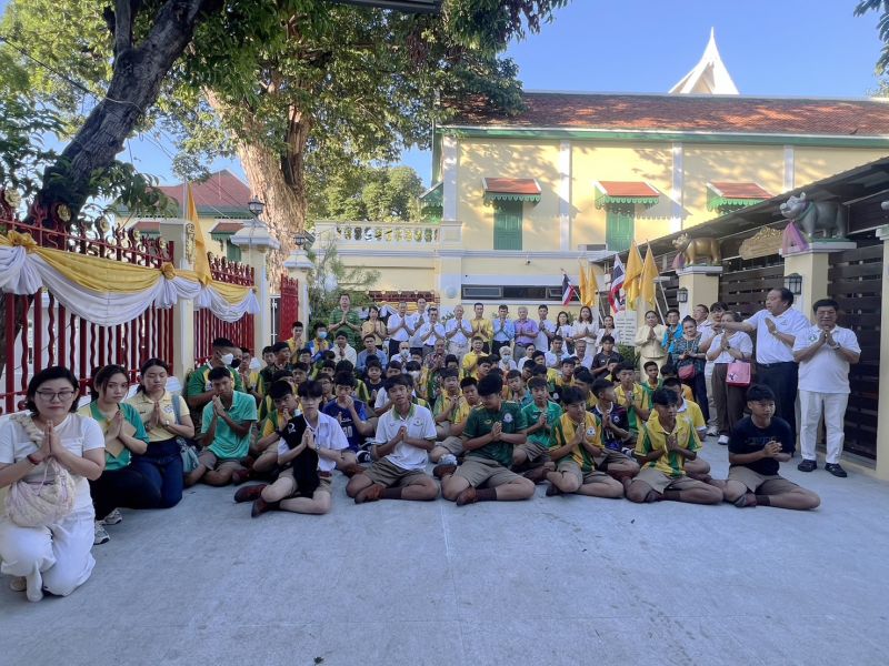 กิจกรรมทำบุญตักบาตรในช่วงเช้า ณ วัดเทพศิรินทราวาส