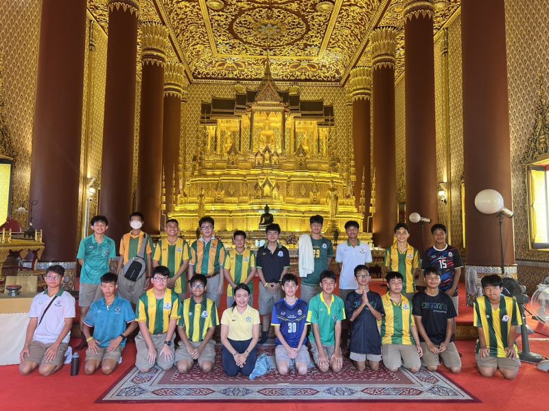 กิจกรรมทำบุญตักบาตรในช่วงเช้า ณ วัดเทพศิรินทราวาส