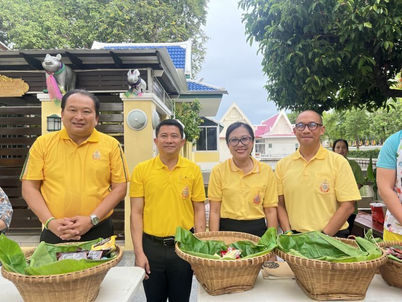 กิจกรรมทำบุญตักบาตรในช่วงเช้า ณ วัดเทพศิรินทราวาส