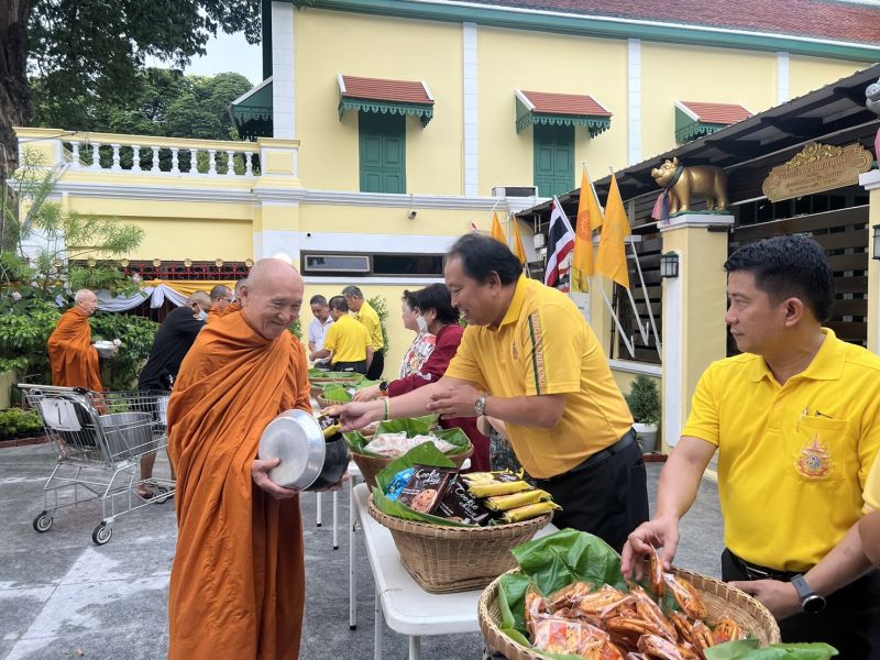 กิจกรรมทำบุญตักบาตรในช่วงเช้า ณ วัดเทพศิรินทราวาส