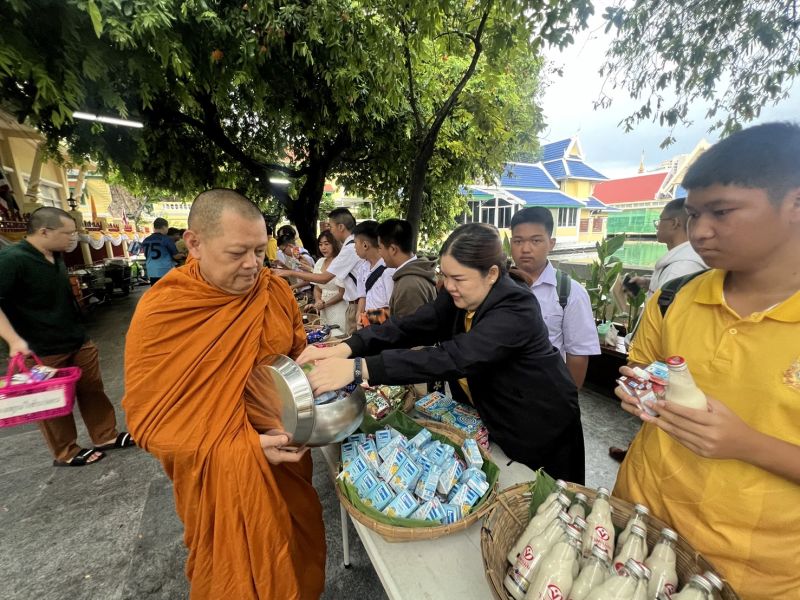 กิจกรรมทำบุญตักบาตรในช่วงเช้า ณ วัดเทพศิรินทราวาส