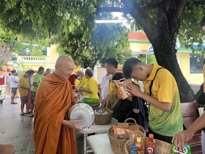 กิจกรรมทำบุญตักบาตรในช่วงเช้า ณ วัดเทพศิรินทราวาส