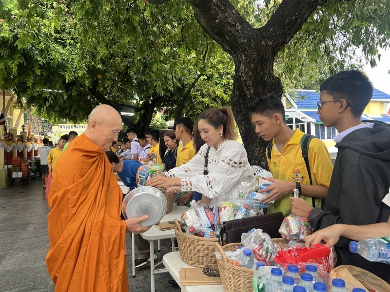 กิจกรรมทำบุญตักบาตรในช่วงเช้า ณ วัดเทพศิรินทราวาส