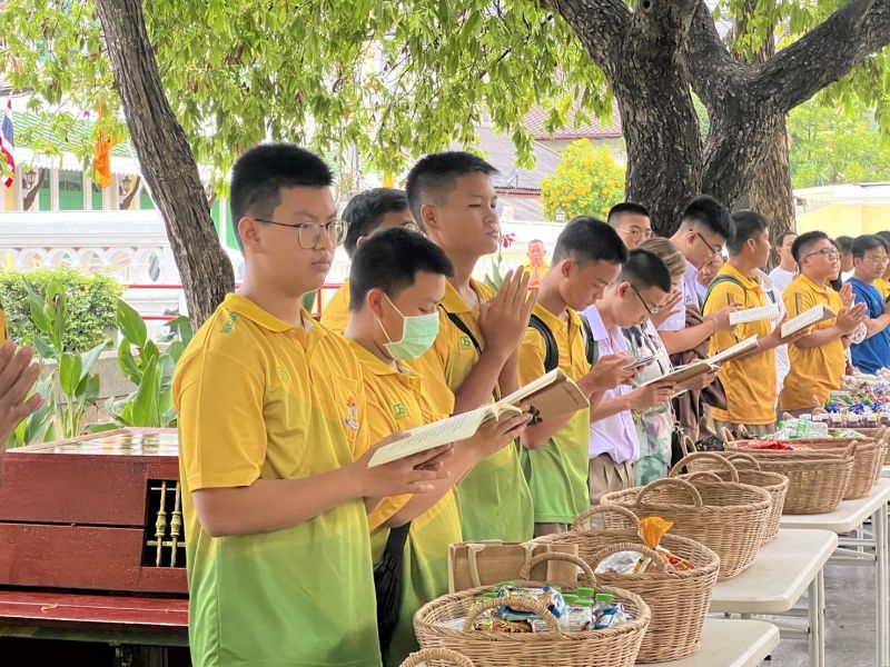 กิจกรรมทำบุญตักบาตรในช่วงเช้า ณ วัดเทพศิรินทราวาส