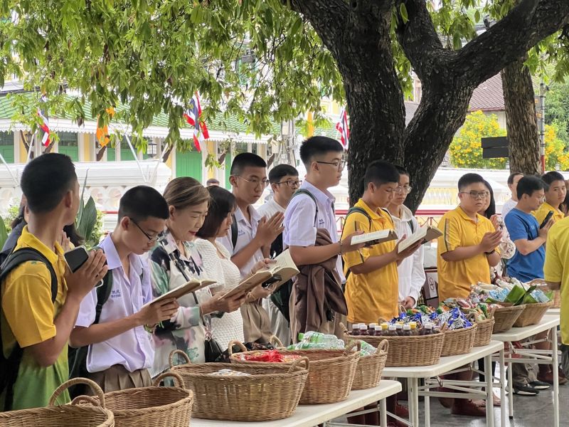 กิจกรรมทำบุญตักบาตรในช่วงเช้า ณ วัดเทพศิรินทราวาส