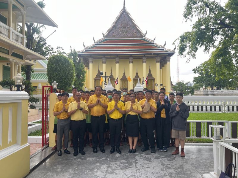 กิจกรรมทำบุญตักบาตรในช่วงเช้า ณ วัดเทพศิรินทราวาส