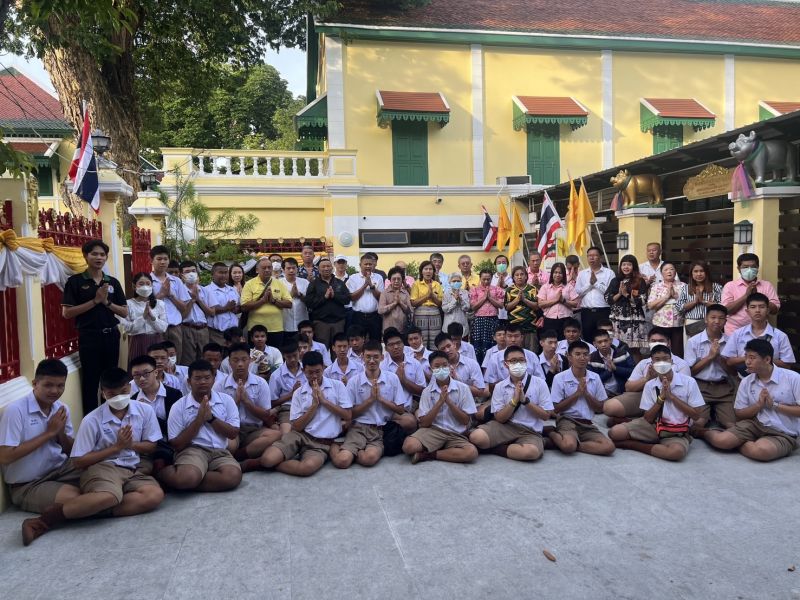 กิจกรรมทำบุญตักบาตรในช่วงเช้า ณ วัดเทพศิรินทราวาส