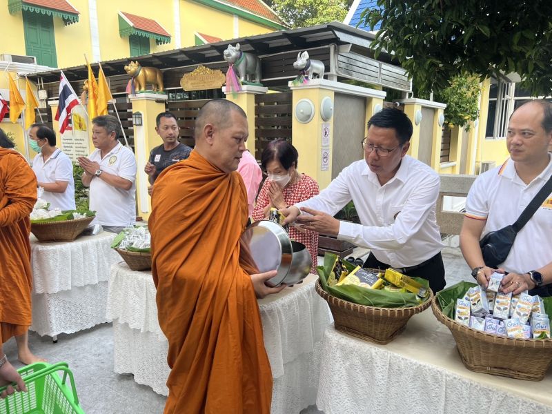 กิจกรรมทำบุญตักบาตรในช่วงเช้า ณ วัดเทพศิรินทราวาส