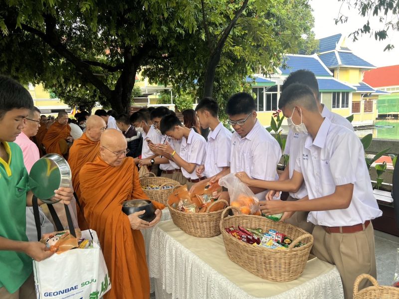 กิจกรรมทำบุญตักบาตรในช่วงเช้า ณ วัดเทพศิรินทราวาส
