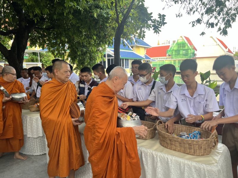 กิจกรรมทำบุญตักบาตรในช่วงเช้า ณ วัดเทพศิรินทราวาส