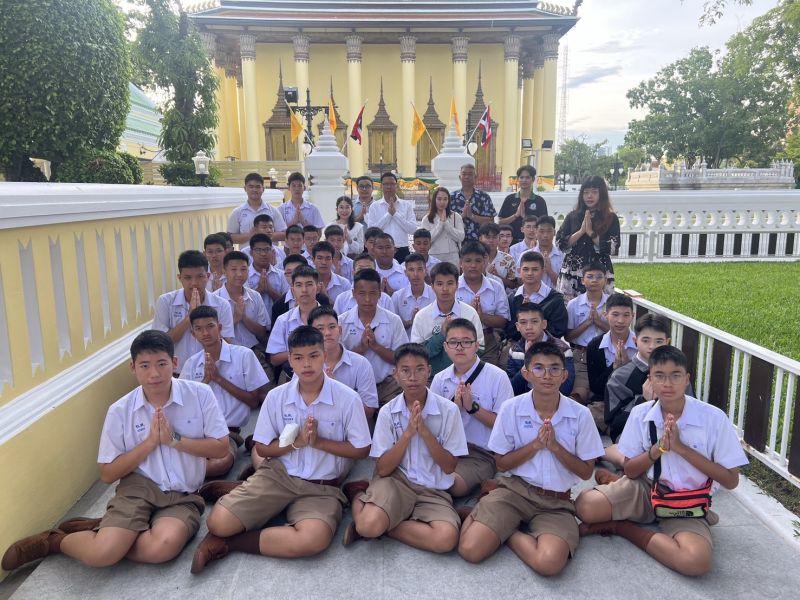 กิจกรรมทำบุญตักบาตรในช่วงเช้า ณ วัดเทพศิรินทราวาส