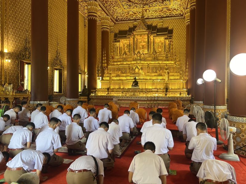 กิจกรรมทำบุญตักบาตรในช่วงเช้า ณ วัดเทพศิรินทราวาส