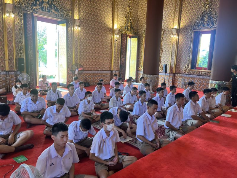 กิจกรรมทำบุญตักบาตรในช่วงเช้า ณ วัดเทพศิรินทราวาส