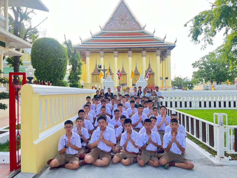 กิจกรรมทำบุญตักบาตรในช่วงเช้า ณ วัดเทพศิรินทราวาส
