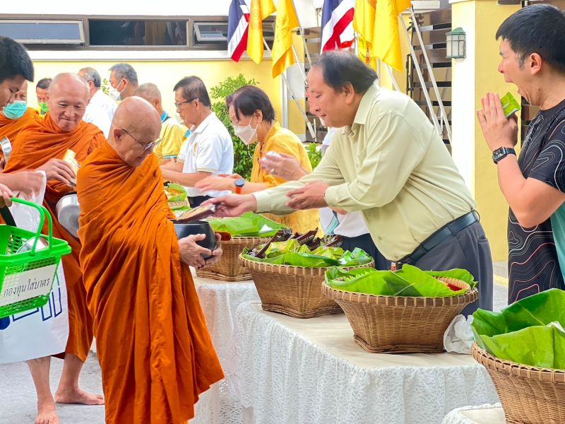กิจกรรมทำบุญตักบาตรในช่วงเช้า ณ วัดเทพศิรินทราวาส