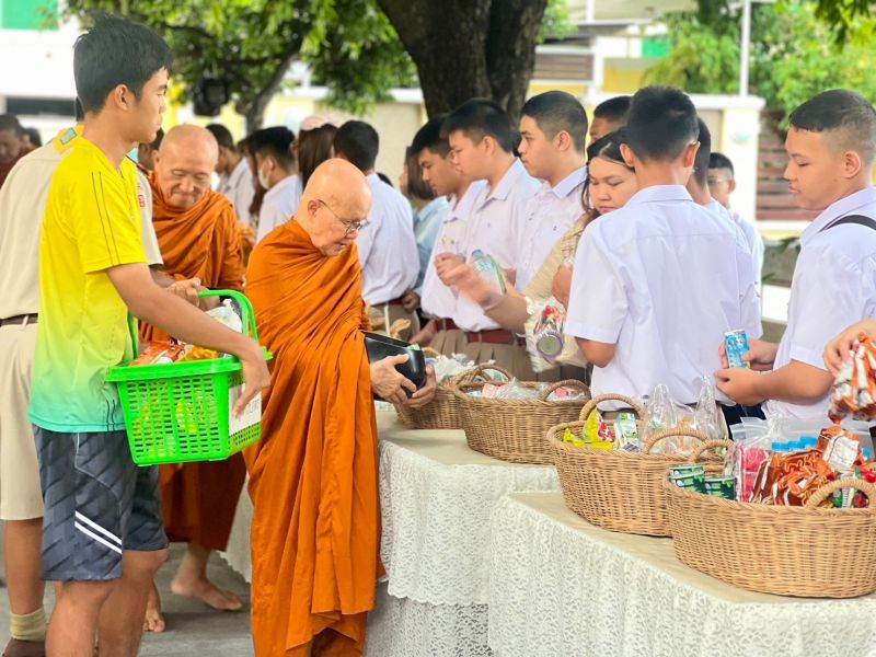 กิจกรรมทำบุญตักบาตรในช่วงเช้า ณ วัดเทพศิรินทราวาส