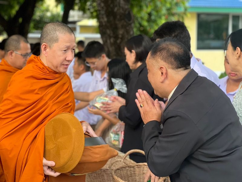 กิจกรรมทำบุญตักบาตรในช่วงเช้า ณ วัดเทพศิรินทราวาส
