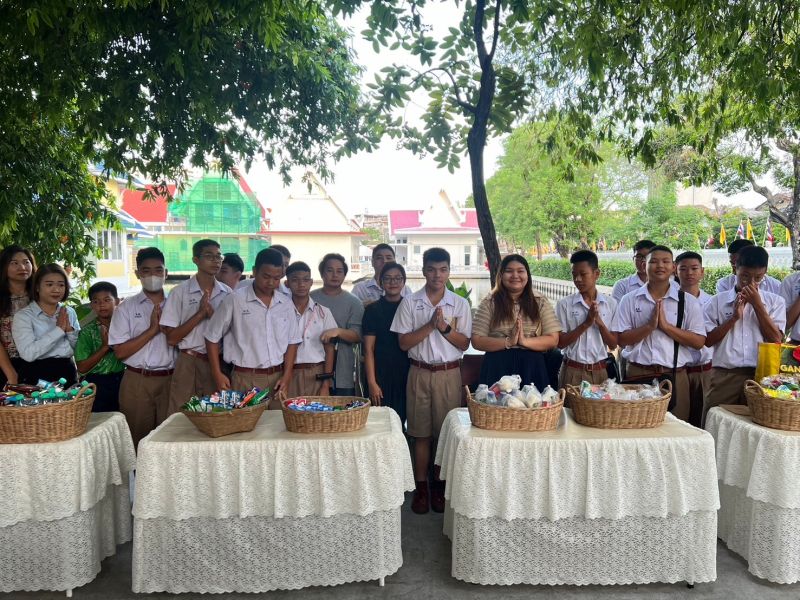 กิจกรรมทำบุญตักบาตรในช่วงเช้า ณ วัดเทพศิรินทราวาส