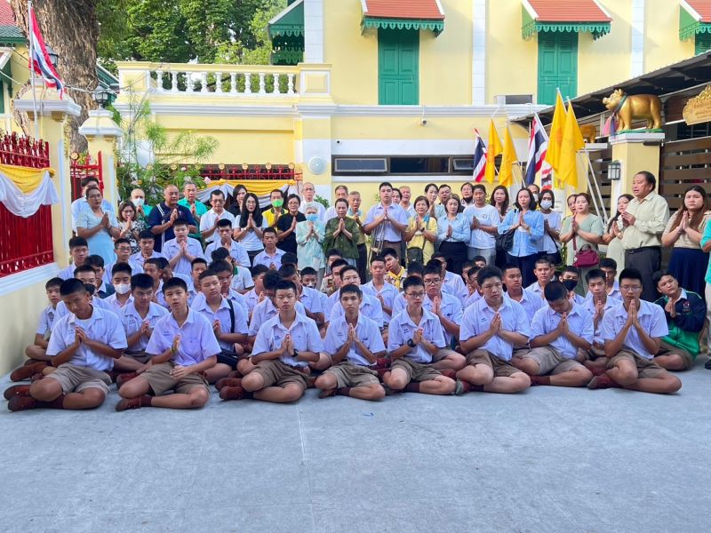 กิจกรรมทำบุญตักบาตรในช่วงเช้า ณ วัดเทพศิรินทราวาส