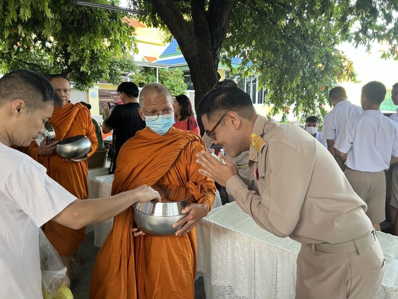กิจกรรมทำบุญตักบาตรในช่วงเช้า ณ วัดเทพศิรินทราวาส