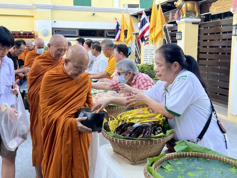 กิจกรรมทำบุญตักบาตรในช่วงเช้า ณ วัดเทพศิรินทราวาส
