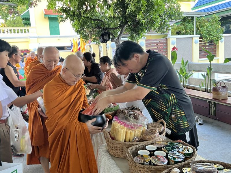 กิจกรรมทำบุญตักบาตรในช่วงเช้า ณ วัดเทพศิรินทราวาส