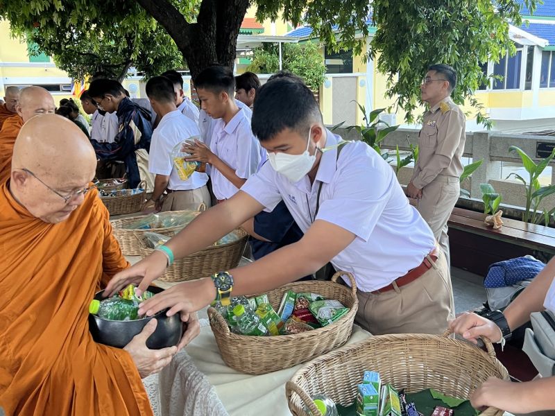 กิจกรรมทำบุญตักบาตรในช่วงเช้า ณ วัดเทพศิรินทราวาส