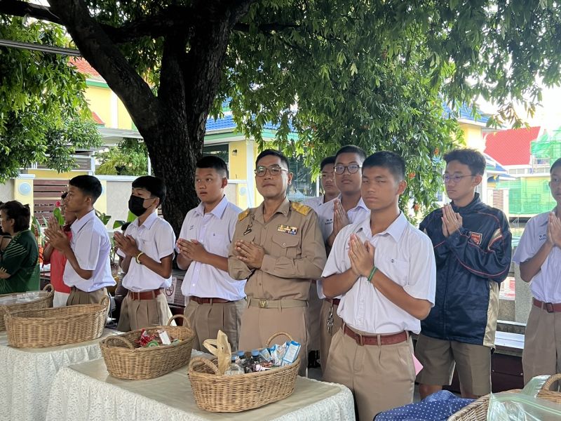 กิจกรรมทำบุญตักบาตรในช่วงเช้า ณ วัดเทพศิรินทราวาส