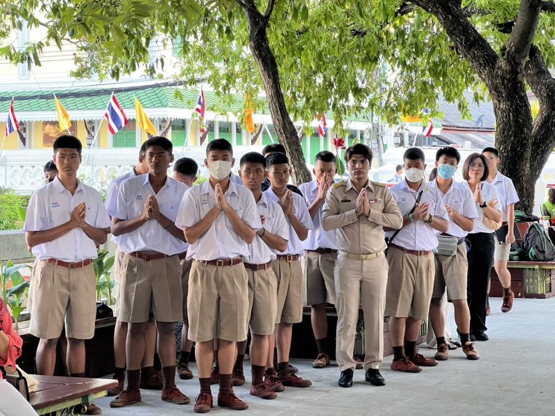 กิจกรรมทำบุญตักบาตรในช่วงเช้า ณ วัดเทพศิรินทราวาส