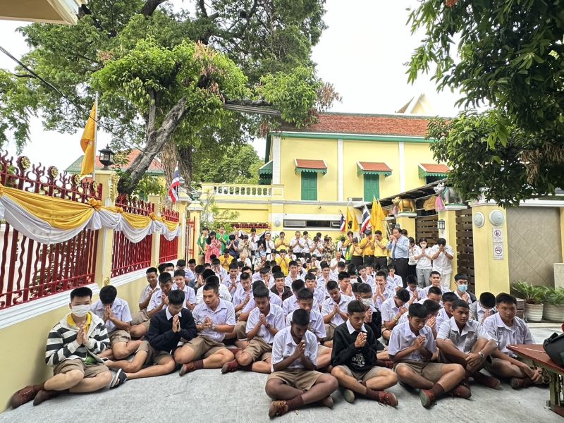 กิจกรรมทำบุญตักบาตรในช่วงเช้า ณ วัดเทพศิรินทราวาส