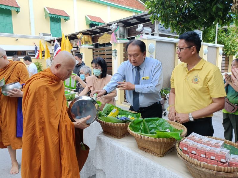 กิจกรรมทำบุญตักบาตรในช่วงเช้า ณ วัดเทพศิรินทราวาส