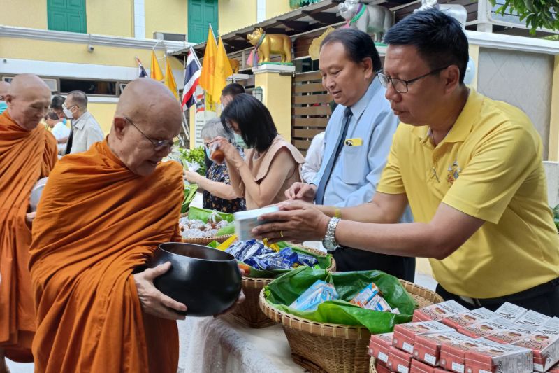 กิจกรรมทำบุญตักบาตรในช่วงเช้า ณ วัดเทพศิรินทราวาส