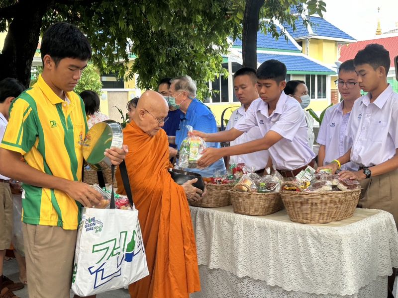 กิจกรรมทำบุญตักบาตรในช่วงเช้า ณ วัดเทพศิรินทราวาส