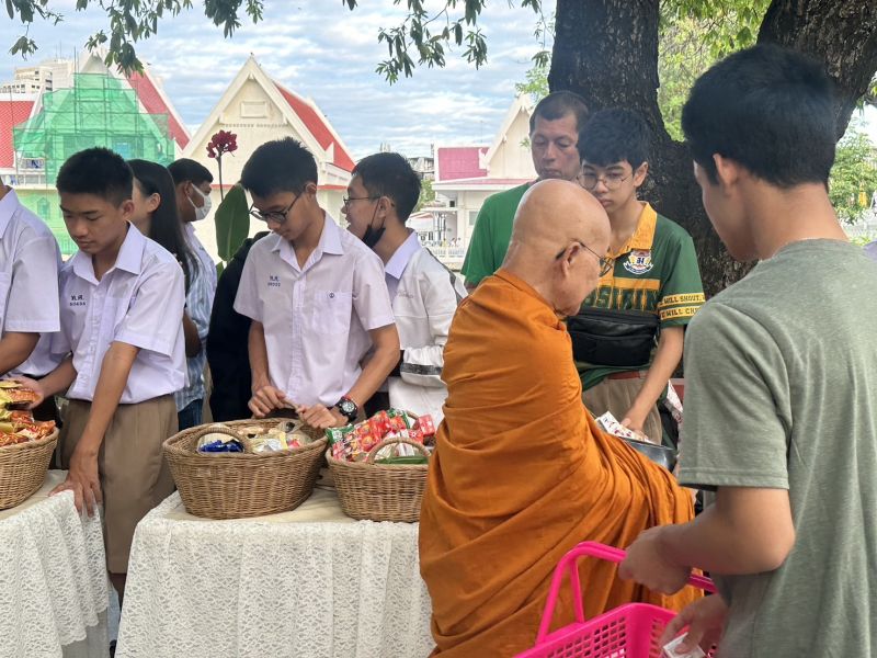 กิจกรรมทำบุญตักบาตรในช่วงเช้า ณ วัดเทพศิรินทราวาส