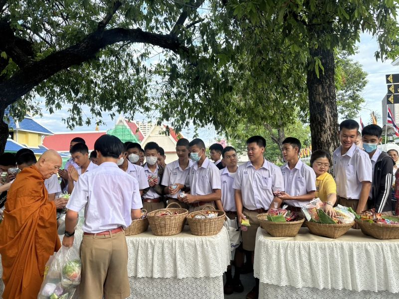 กิจกรรมทำบุญตักบาตรในช่วงเช้า ณ วัดเทพศิรินทราวาส