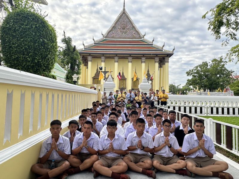 กิจกรรมทำบุญตักบาตรในช่วงเช้า ณ วัดเทพศิรินทราวาส