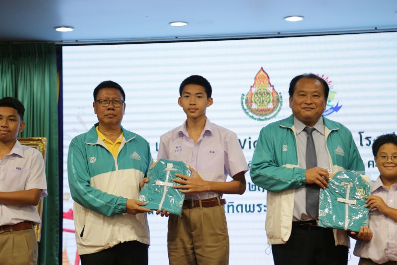 พิธีมอบเสื้อสามารถ (Victory Jacket) แก่นักเรียนที่ได้รับรางวัลเหรียญทอง การแข่งขันศิลปหัตถกรรมนักเรียน ครั้งที่ 71 ประจำปีการศึกษา 2566