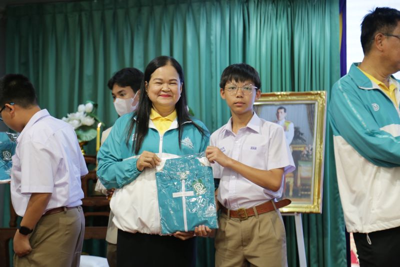 พิธีมอบเสื้อสามารถ (Victory Jacket) แก่นักเรียนที่ได้รับรางวัลเหรียญทอง การแข่งขันศิลปหัตถกรรมนักเรียน ครั้งที่ 71 ประจำปีการศึกษา 2566